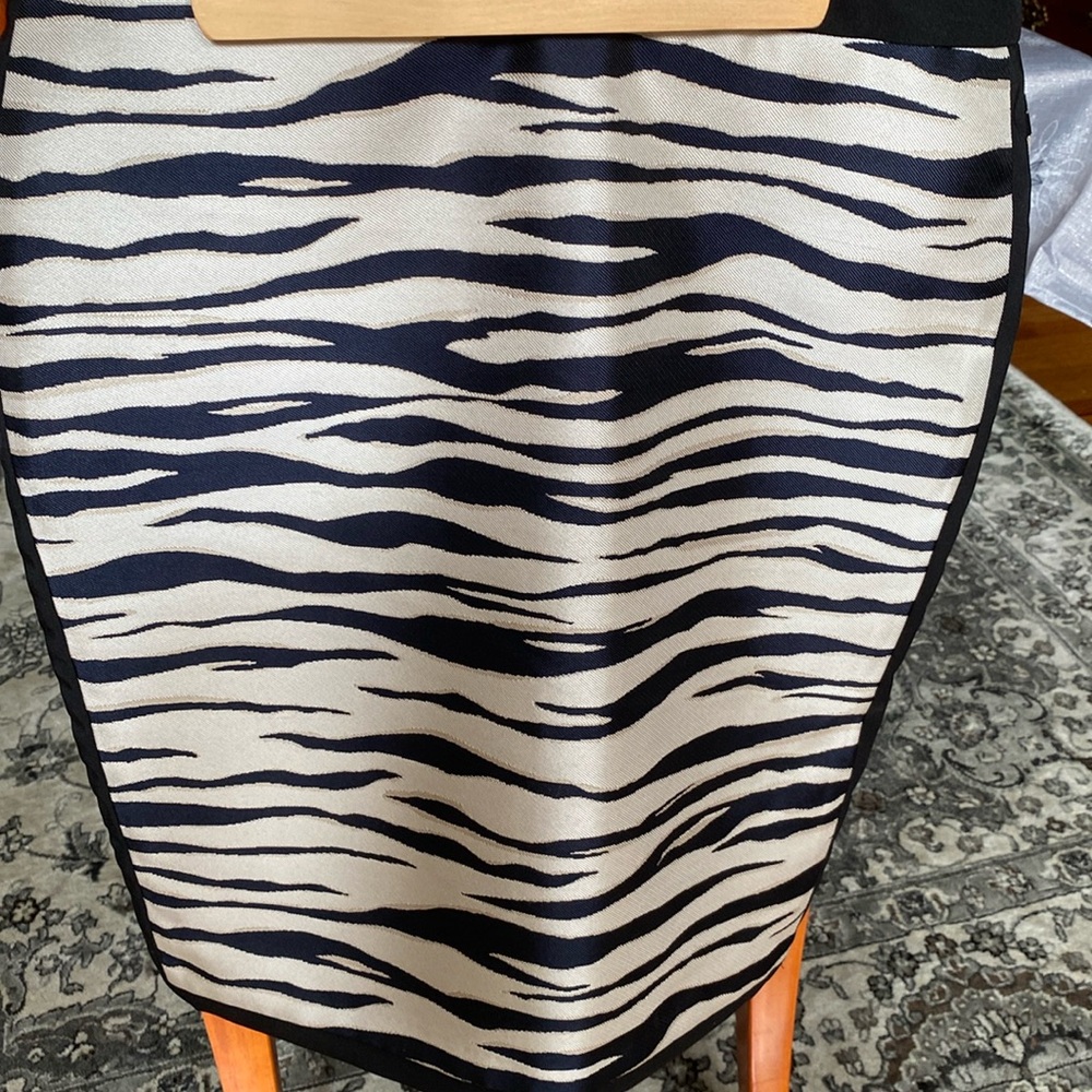 Ann Taylor cream and navy animal prin size 4 midi pen skirt.